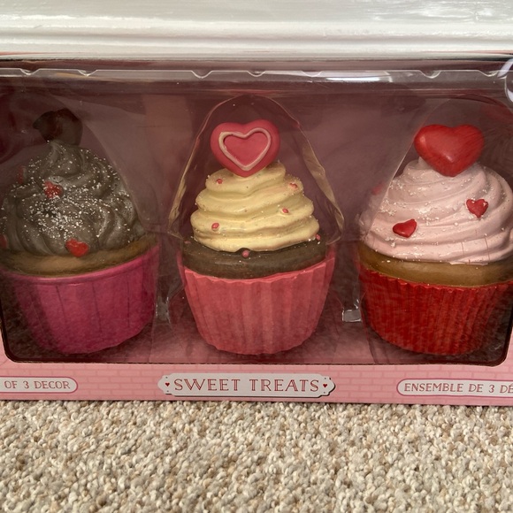 Sweet Treats Valentine's Day Decor Cupcakes NWT - Picture 3 of 6